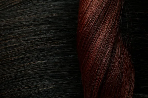 黒と赤の女性の髪全体の背景に — ストック写真