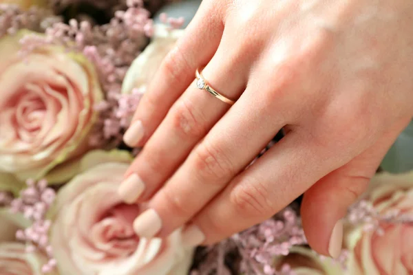 Female Hand Wedding Ring Wedding Bouquet Background — Stock Photo, Image