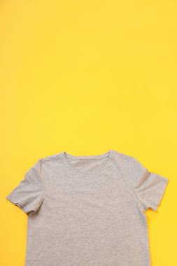 Sarı arkaplanda yazdırmak için yeri olan gri tişört