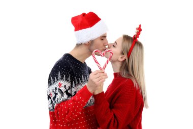 Beyaz arka planda izole edilmiş Noel elbiseli bir çift.