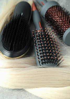 Saç fırçalı bir tutam sarışın kadın saçı