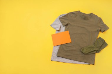 Boş tişörtler, çoraplar ve sarı arkaplandaki yazı için boşluk
