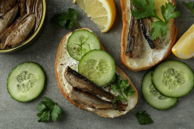 Gri desenli arka planda lahanalı sandviçli lezzetli atıştırmalık kavramı