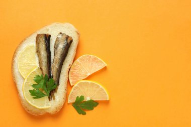 Turuncu arkaplanlı lezzetli bir sandviç.