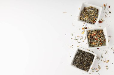 Beyaz zemin üzerinde farklı çay türleri olan çay pişirme kavramı