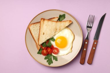 Menekşe arkaplanda lezzetli bir kahvaltı tabağı