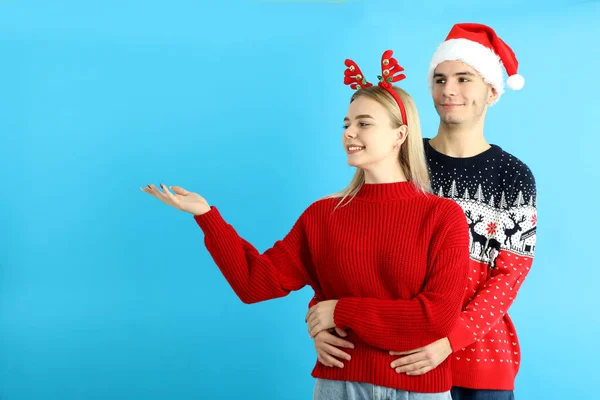 Nettes Paar Weihnachtskleidung Auf Blauem Hintergrund — Stockfoto