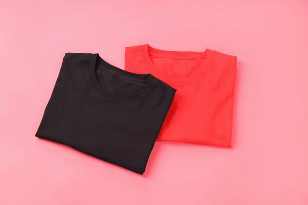 Gevouwen Zwarte Rode Shirts Roze Achtergrond — Stockfoto