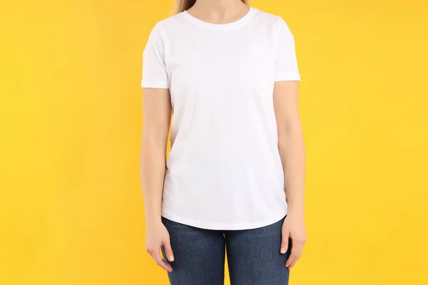 Mulher Branco Shirt Branca Fundo Amarelo — Fotografia de Stock