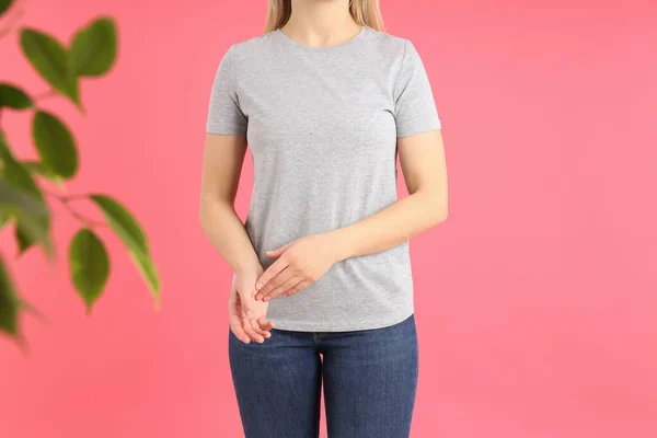 Kvinna Blank Grå Shirt Rosa Bakgrund — Stockfoto