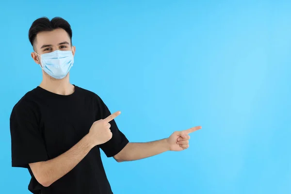 Jongeman Met Medisch Masker Blauwe Achtergrond — Stockfoto