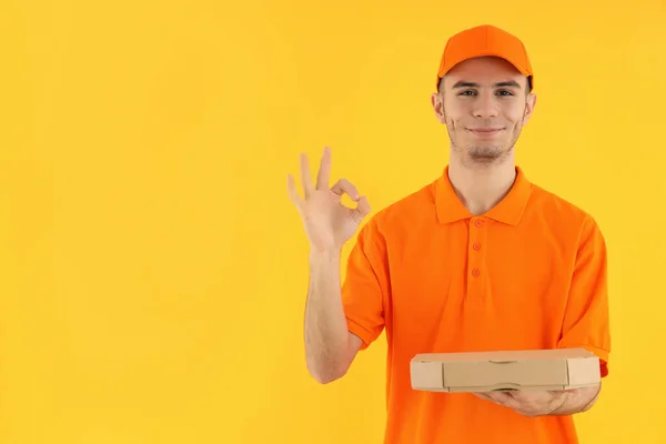 Pengantar Menarik Dengan Kotak Pizza Dengan Latar Belakang Kuning — Stok Foto
