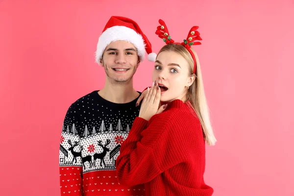 Nettes Paar Weihnachtskleidung Auf Rosa Hintergrund — Stockfoto
