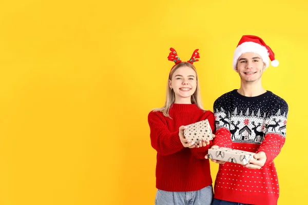 Nettes Paar Weihnachtskleidung Auf Gelbem Hintergrund — Stockfoto