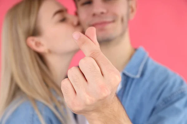 Linda Pareja Con Dedo Corazón Sobre Fondo Rosa — Foto de Stock