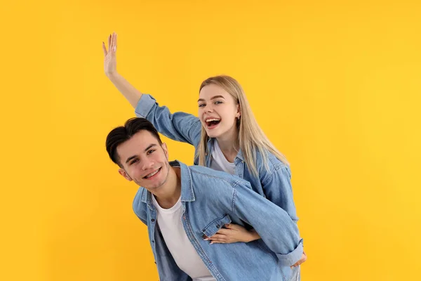 Linda Feliz Pareja Sobre Fondo Amarillo —  Fotos de Stock