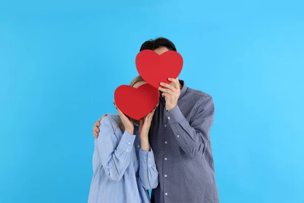 蓝底红心的年轻夫妇 — 图库照片