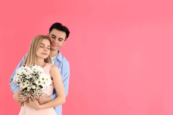 Couple Mignon Avec Bouquet Sur Fond Rose — Photo