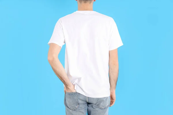 Hombre Blanco Camiseta Blanca Sobre Fondo Azul — Foto de Stock