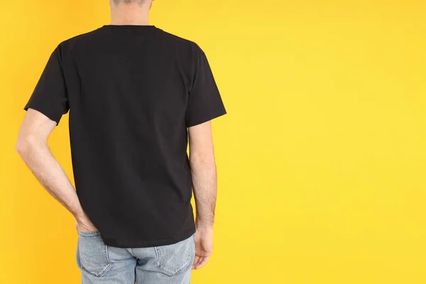 Man Blank Black Shirt Yellow Background — Stock Photo, Image