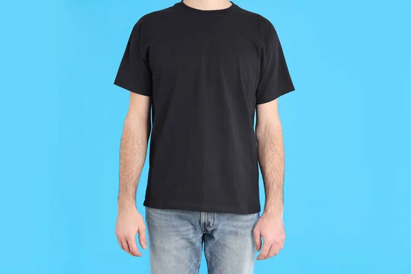 Uomo Bianco Shirt Nera Sfondo Blu — Foto Stock