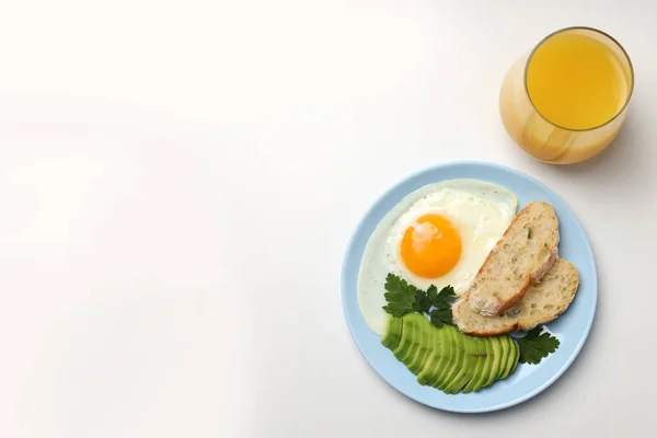 Assiette Petit Déjeuner Verre Jus Sur Fond Blanc — Photo