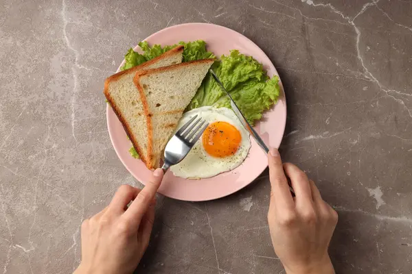 Gri Dokulu Arka Planda Lezzetli Kahvaltı Kavramı — Stok fotoğraf