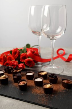 Gri desenli masadaki Sevgililer Günü kompozisyonun kutlu olsun.