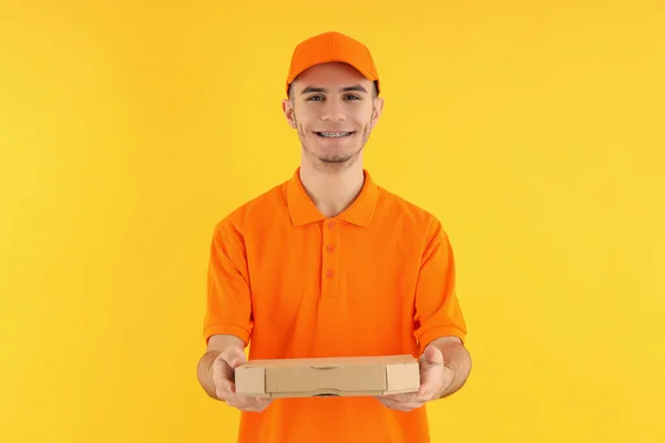 Pengantar Menarik Dengan Kotak Pizza Dengan Latar Belakang Kuning — Stok Foto