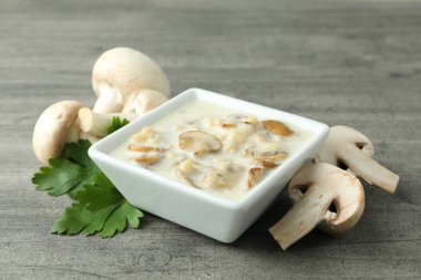 Gri ahşap arka planda mantar soslu lezzetli yemek kavramı