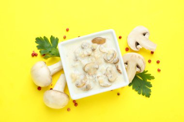 Sarı arka planda mantar soslu lezzetli yemek kavramı