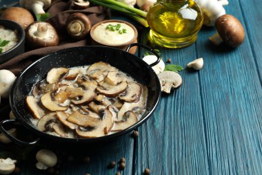 Ahşap arka planda mantar soslu lezzetli yemek kavramı