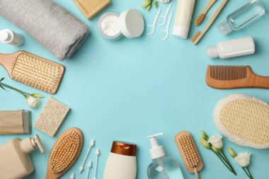 Mavi arka planda vücut bakım aksesuarları, üst görünüm