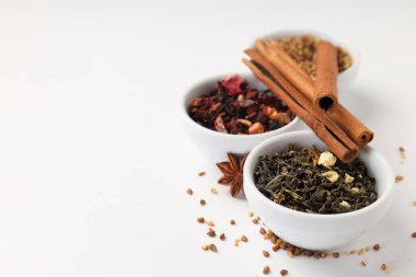 Beyaz zemin üzerinde farklı çay türleri olan çay pişirme kavramı