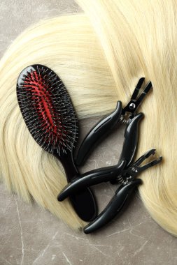 Gri desenli arka planda saç eklentileri olan kompozisyon