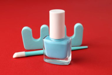 Kırmızı arka planda manikür aksesuarlı tırnak bakımı kavramı