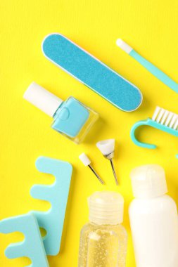 Sarı arka planda manikür aksesuarlı tırnak bakımı kavramı