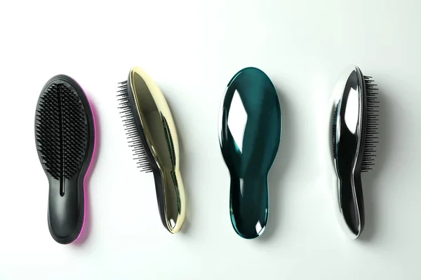 Gekleurde Plastic Haarborstels Witte Achtergrond — Stockfoto