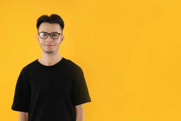 Mladý Muž Brýlích Žlutém Pozadí — Stock fotografie