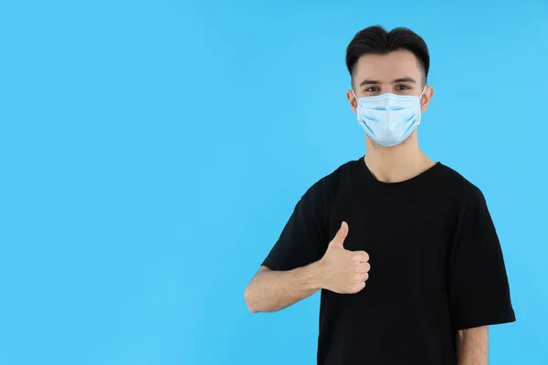 Jongeman Met Medisch Masker Blauwe Achtergrond — Stockfoto