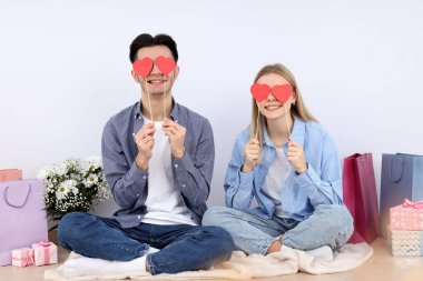 Tatlı ve mutlu bir çift arka planda oturuyor.