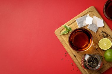 Kırmızı zemin üzerinde çay olan sıcak içecek kavramı