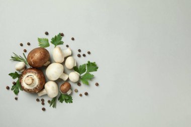 Hafif şampiyonla lezzetli yemek kavramı.