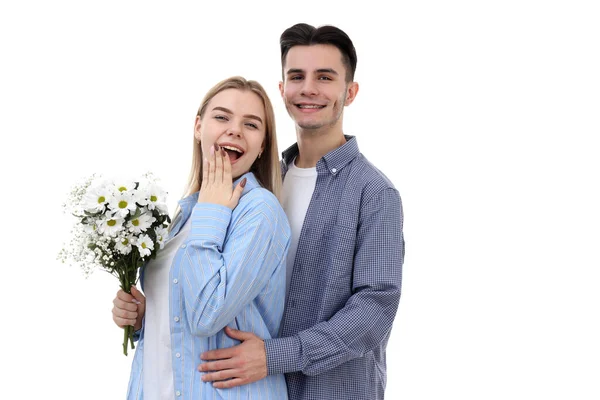 Couple Mignon Avec Bouquet Isolé Sur Fond Blanc — Photo