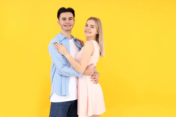 Sarı Arka Planda Sevimli Mutlu Bir Çift — Stok fotoğraf