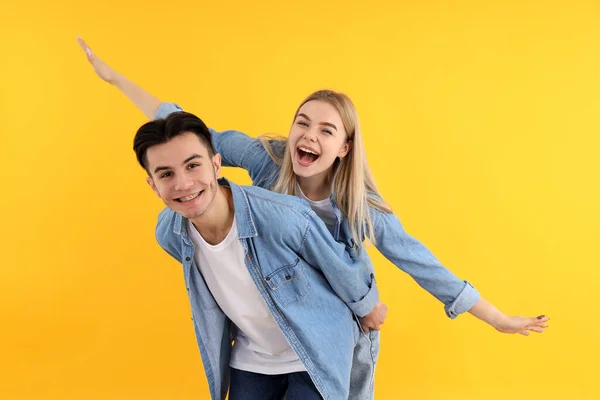 Nettes Und Glückliches Paar Auf Gelbem Hintergrund — Stockfoto