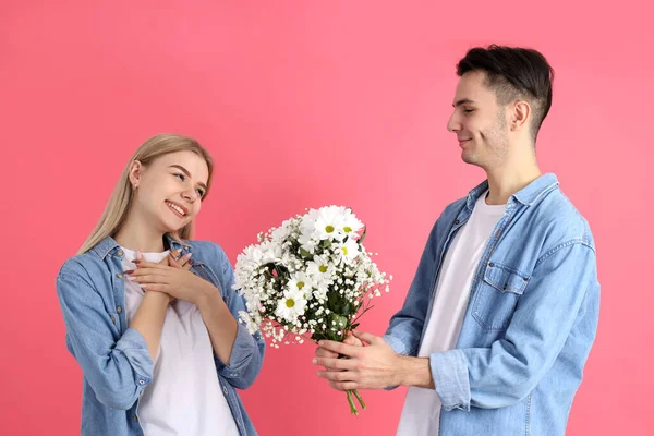 Guy Gives Bouquet Girl Pink Background — Stock Photo, Image