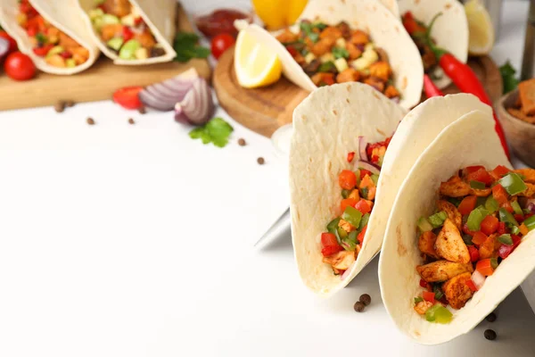 Concepto Sabrosa Comida Con Taco Sobre Fondo Blanco — Foto de Stock