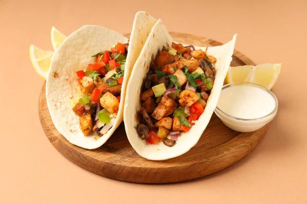 Conceito Comida Saborosa Com Taco Fundo Bege — Fotografia de Stock