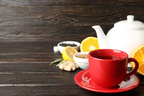 Konzept Von Heißgetränk Mit Tee Auf Dunklem Holztisch — Stockfoto